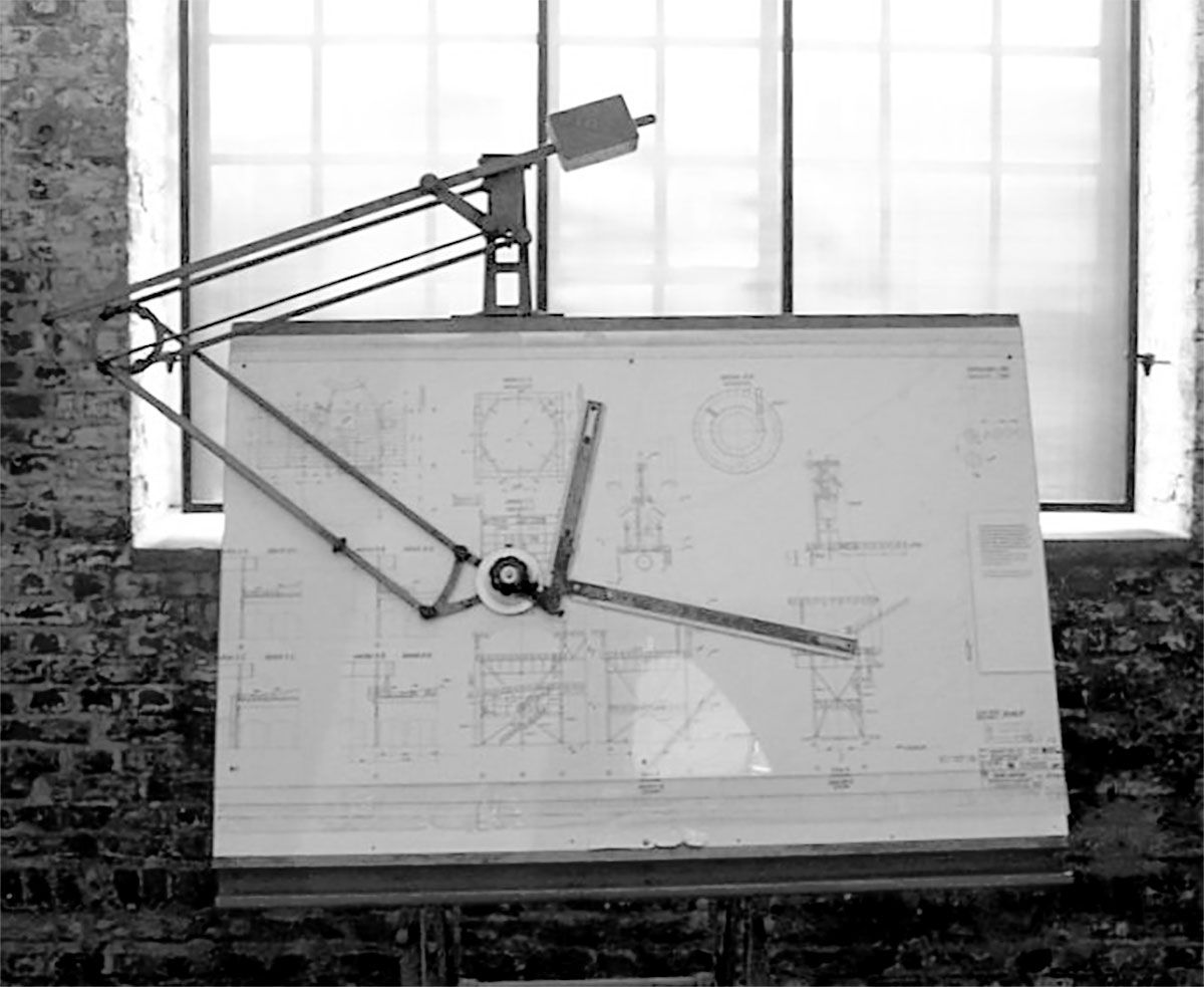 Historical drawing board with double parallelogram connections and balancing mass (CC BY-SA 3.0)